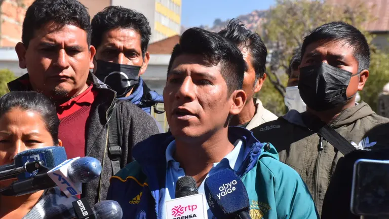 El dirigente Arnold Alanes, de Adepcoca, llama a "la paz. APG