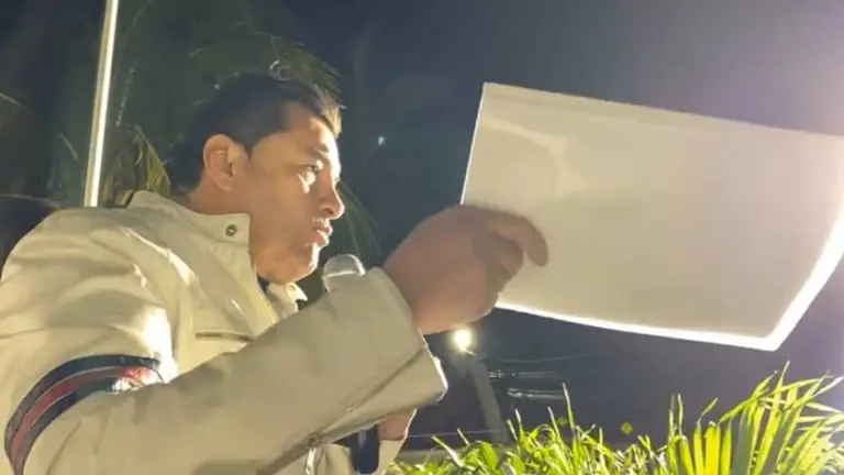 El alcalde de Santa Cruz, Jhonny Fern&aacute;ndez, expone la cartograf&iacute;a que la entidad edil trabaj&oacute; con miras al censo.