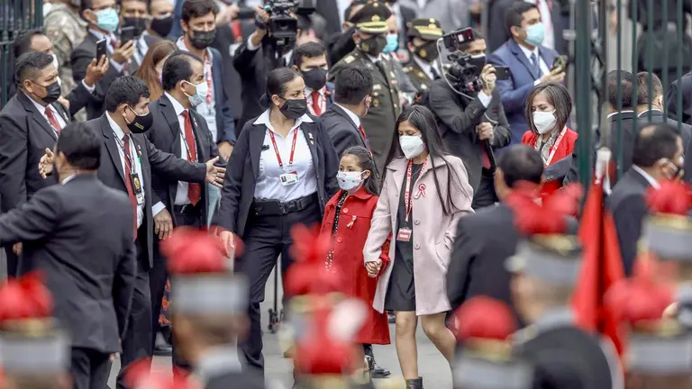 Yenifer Paredes (c) y Alondra (2-i), cuñada e hija del presidente de Perú, Pedro Castillo, en una fotografía de archivo. EFE