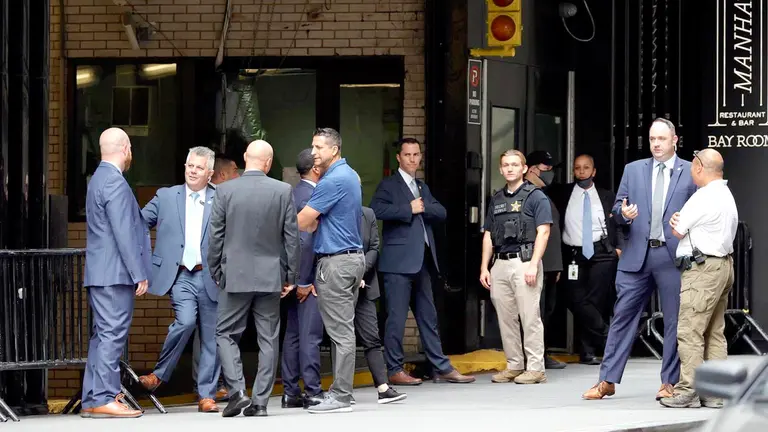Agentes federales son vistos fuera del lugar donde el expresidente de EEUU Donald Trump es interrogado por abogados de la oficina de la fiscal general de Nueva York. EFE