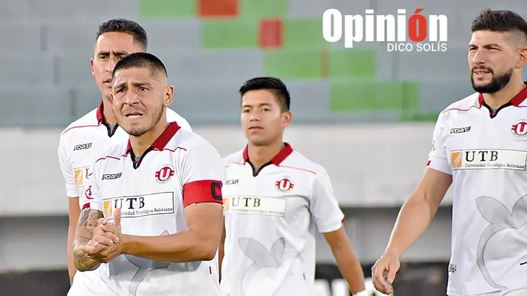 Los jugadores de Vinto en la cancha. DICO SOL&Iacute;S