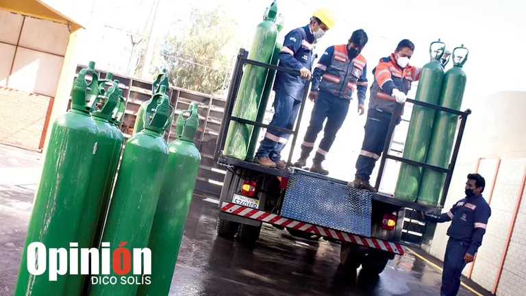 Imagen referencial de personal de la Alcald&iacute;a cargando los cilindros de ox&iacute;geno a un cami&oacute;n para distribuirlos a los centros de salud. DICO SOL&Iacute;S