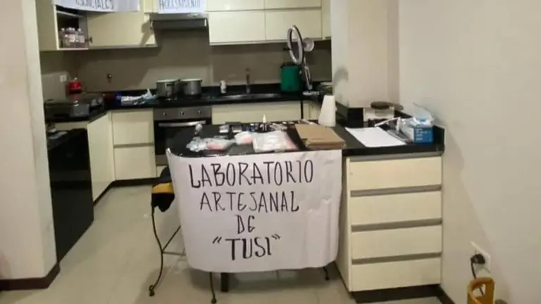La "cocina" de droga en la que Brayan Q. elaboraba "tusi", en su propia casa. JAIME MAMANI