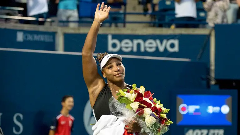 Serena Williams de Estados Unidos se despide tras caer derrotada frente a Belinda Bencic de Suiza, durante la segunda ronda del Masters de Canadá en Toronto (Canadá). EFE