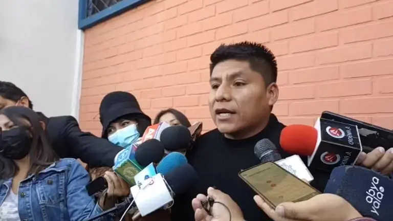 Leonardo Loza, ante los medios de comunicaci&oacute;n, denuncia que estar&iacute;a en puerta "otro golpe", tras las movilizaciones de Adepcoca. RKC