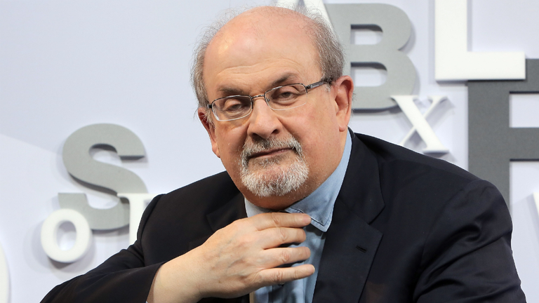 El escritor brit&aacute;nico de origen indio Salman Rushdie, en una foto de archivo./ NEWS AUTO DAILY