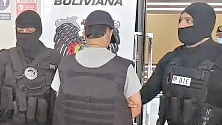 Presentan al adolescente feminicida de Laura Daniela en Santa Cruz.  FRECUENCIA POLICIAL SANTA CRUZ