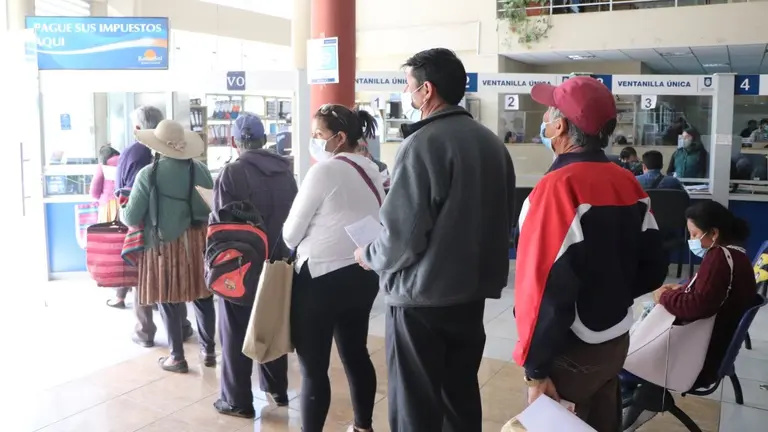 Contribuyentes en oficinas municipales de Sacaba. ALCALD&Iacute;A DE SACABA
