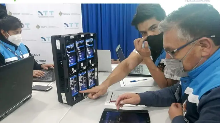 Personal de la ATT controla la vigencia del Decreto Supremo 4669 con un equipo &ldquo;Drive Test&rdquo; o de Medici&oacute;n de Servicios de Telefon&iacute;a M&oacute;vil. ATT