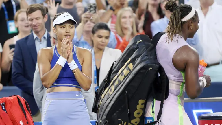 Emma Raducanu (i) aplaude cuando Serena Williams abandona la cancha después de derrotarla, hoy, durante un partido de la primera ronda del Masters 1.000 de Cincinnati, en Mason (EEUU). EFE