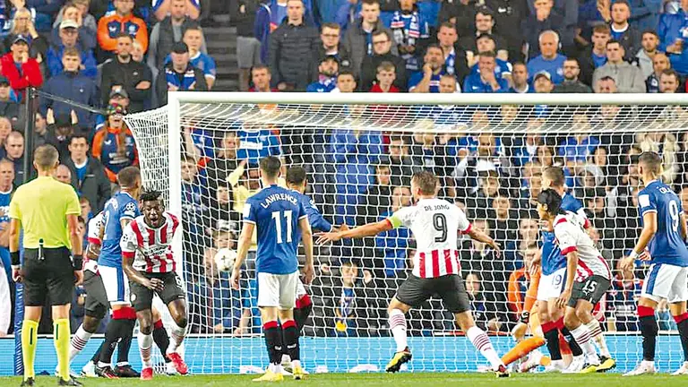 Jugadores del PSV festejan un gol ante Rangers. CHAMPION LEAGUE
