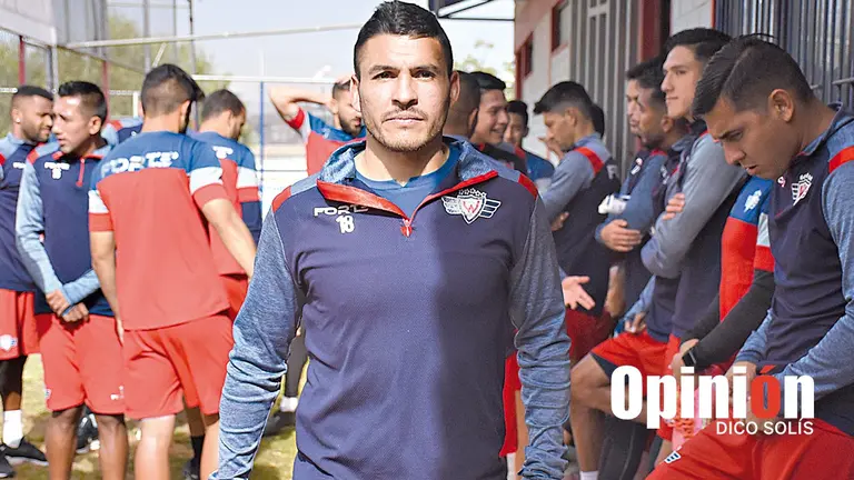 El argentino Cristian Ch&aacute;vez se junta con el equipo antes de una pr&aacute;ctica con Wilster, en una imagen de archivo. DICO SOL&Iacute;S