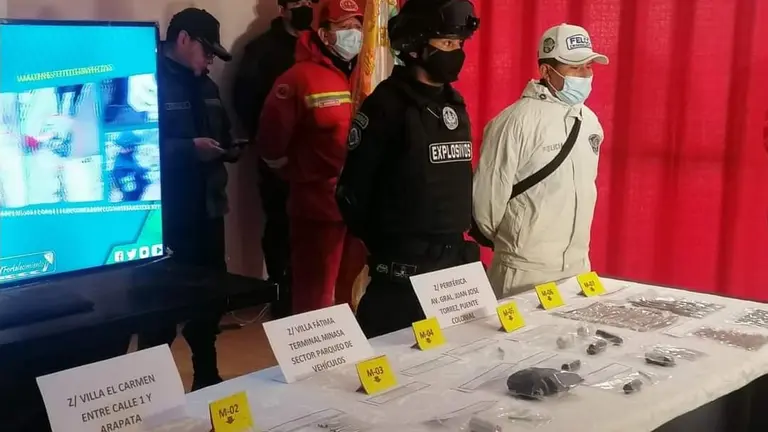Parte de los explosivos hallados en la terminal de Minasa y el puente Colonial, tras los conflicos de Adepcoca. POLIC&Iacute;A BOLIVIANA