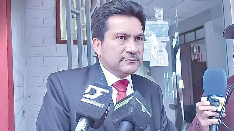 Julio Torrico, asesor legal de la directiva que encabeza el candidato Gary Soria, habla ante los medios. DOSIS DE F&Uacute;TBOL