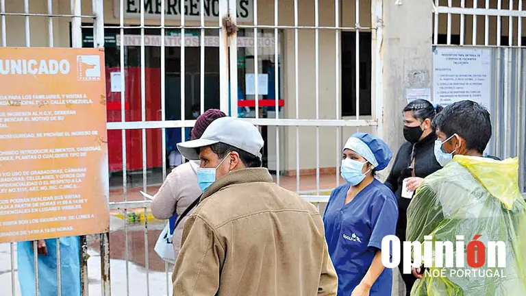 Puertas del Hospital Viedma, donde la pareja que result&oacute; con quemaduras es atendida. NO&Eacute; PORTUGAL