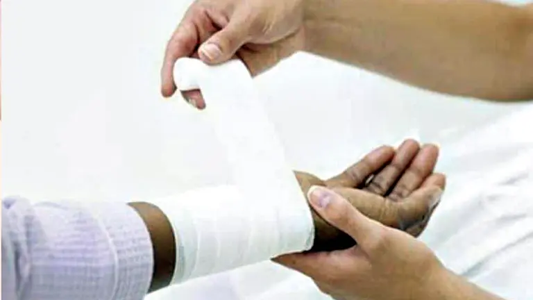 Imagen referencial de una persona que recibe cuidados m&eacute;dicos. SEMANA.COM