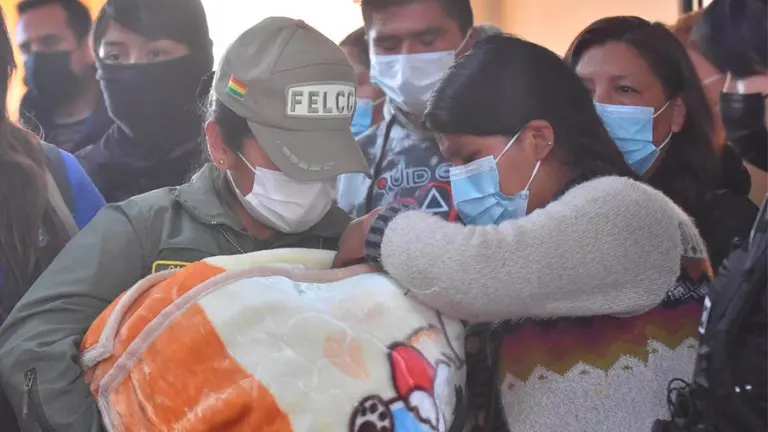 Una polic&iacute;a realiza la entrega del beb&eacute; &Aacute;lex a su t&iacute;a materna. APG