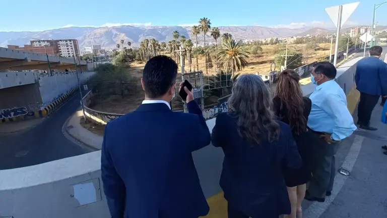 La visita de representantes de empresas internacionales y de la Gobernaci&oacute;n al sector del ex Hip&oacute;dromo. GOBERNACI&Oacute;N DE COCHABAMBA