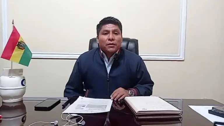 El senador Leonardo Loza se refiere a la advertencia de los ponchos rojos. RADIO TV SOBERAN&Iacute;A