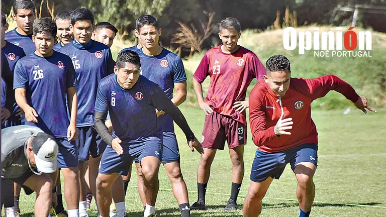 Jugadores de Universitario de Vinto realizan trabajos f&iacute;sicos, durante una pr&aacute;ctica en la cancha 6 del Capriles. NO&Eacute; PORTUGAL