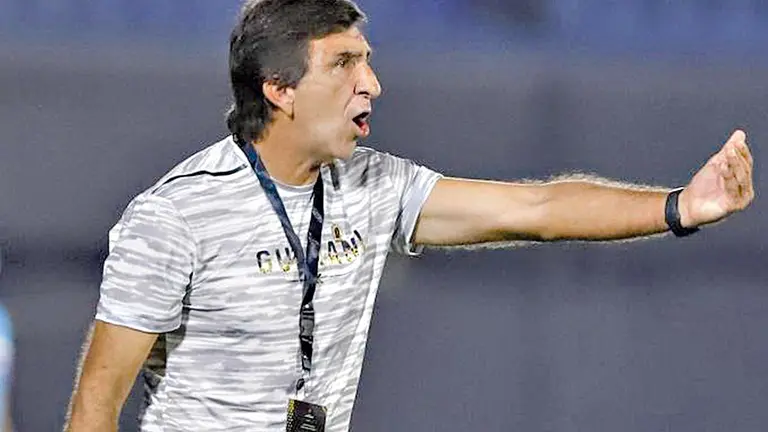El entrenador argentino Gustavo Costas da instrucciones durante un partido. FUTBOLRED.COM