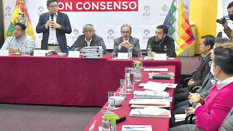 Imagen referencial de una mesa t&eacute;cnica por el censo. APG
