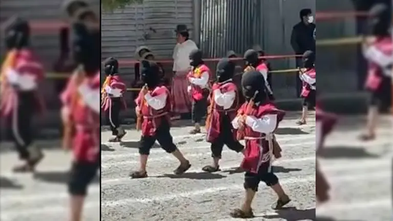 Captura del video en el que se ven a ni&ntilde;os encapuchados y con armas de juguete en El Alto. Tik Tok