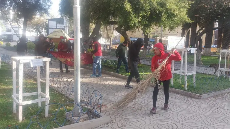 Una imagen de los trabajos comunitarios que realizan los arrestados en la plaza San Sebasti&aacute;n. EPI 6