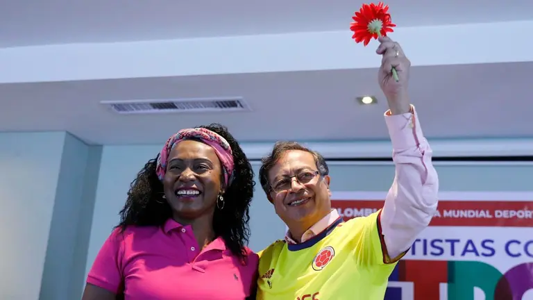 El presidente colombiano, Gustavo Petro, junto a la ministra de Deportes de Colombia, Mar&iacute;a Isabel Urrutia, en una fotograf&iacute;a de archivo. EFE