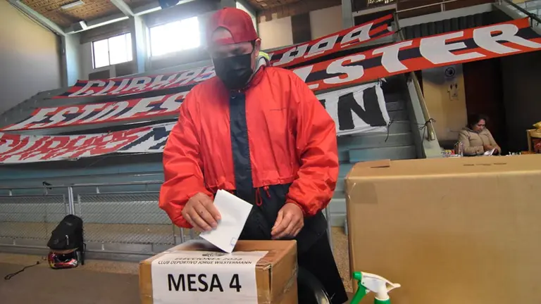 Un socio deposita su voto en la mesa 4, durante las elecciones en Wilster. NO&Eacute; PORTUGAL.