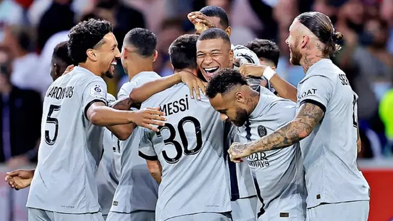 Jugadores del PSG festejan una de las conquistas en la goleada (1-7) que le propinaron al Lille por la Lige 1. MARCA