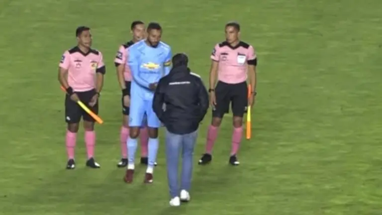 El entrenador Erwin Sánchez, de Oriente Petrolero, le niega el saludo al capit&aacute;n de Bol&iacute;var, C&eacute;sar Martin. CAPTURA DE VIDEO