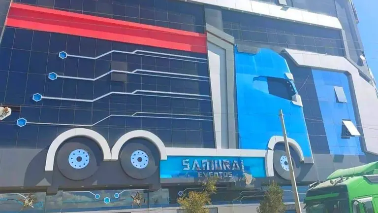 Frontis del cholet con la forma de un Volvo Samurai pegado a una pared lateral. Noticias Sin Filtro Puno TV
