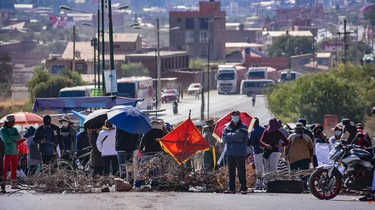 Padres de familia del Distrito 2 de Sacaba bloquean la avenida Villaz&oacute;n, en demanda de temas educativos. DICO SOL&Iacute;S