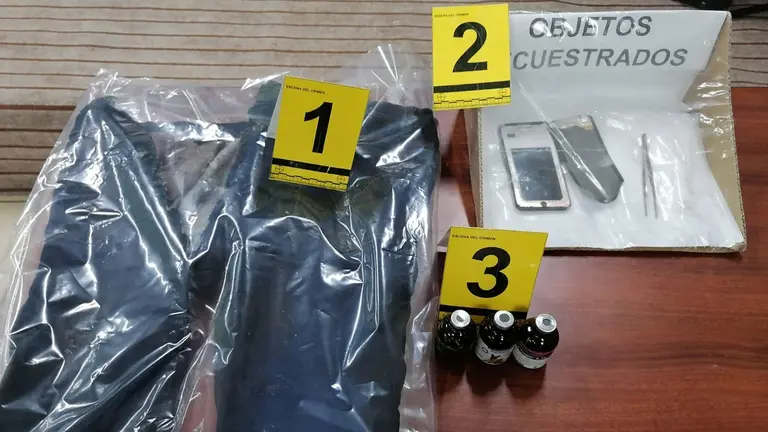 Algunos elementos recolectados por la Polic&iacute;a en la escena donde fue encontrado un hombre desangrado, tras ser atacado en sus partes &iacute;ntimas. ERBOL