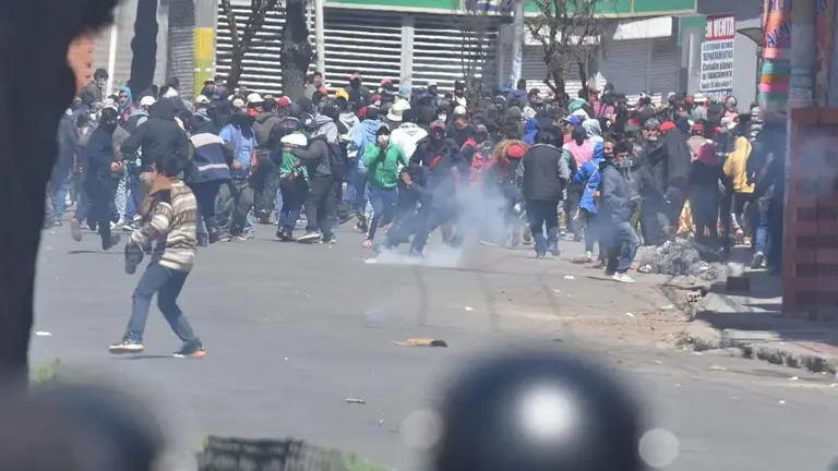 Cocaleros, enfrentados con efectivos policiales, en Villa El Carmen, La Paz. APG