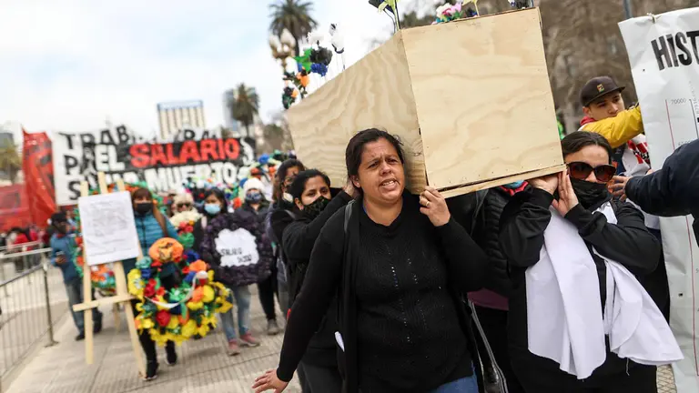 Organizaciones sociales y partidos de izquierda realizan un velatorio simbólico del salario mínimo vital y móvil, hoy en la Plaza de Mayo en Buenos Aires (Argentina). EFE