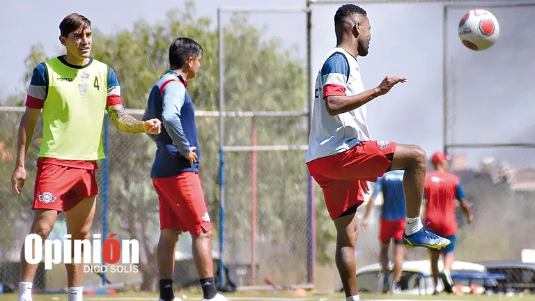 Jugadores de Wilstermann trabajan con el bal&oacute;n, durante una pr&aacute;ctica en Alalay. DICO SOL&Iacute;S