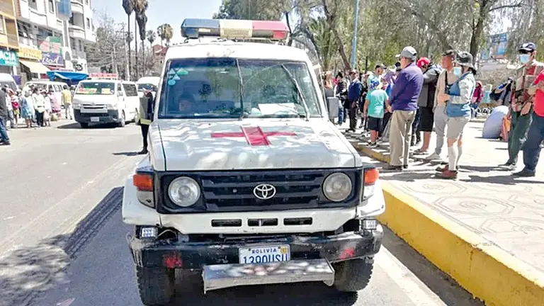 La ambulancia que atropell&oacute; a una familia en Quillacollo, Cochabamba. RED UNO