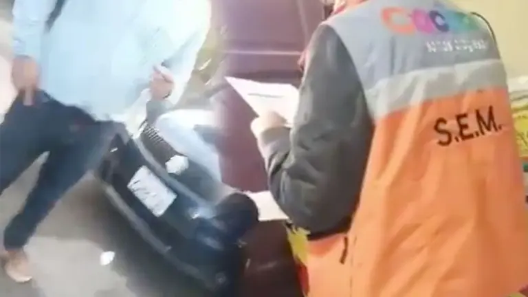 Capturas del video en el que se ve a funcionarios del SEM dejando sus celulares./ OPINI&Oacute;N