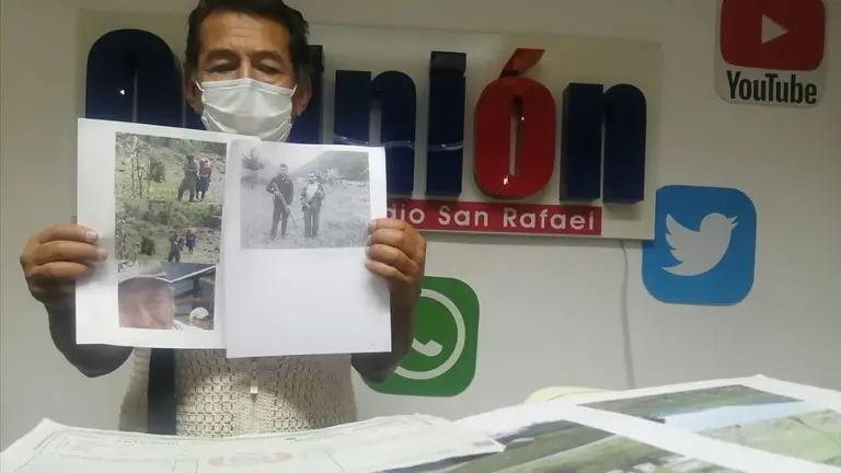 Ra&uacute;l Orihuela muestra algunas de las fotograf&iacute;as en las que identifica a los presuntos lotedores de su predio, ubicado en Incachaca. VIOLETA SORIA