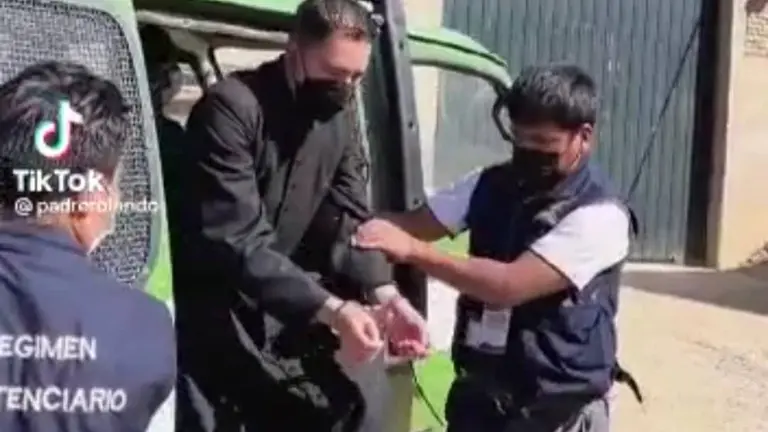 El sacerdote Rolando Laime ingresa a El Abra con manillas, en un acto para promocionar los trabajos de los reos.