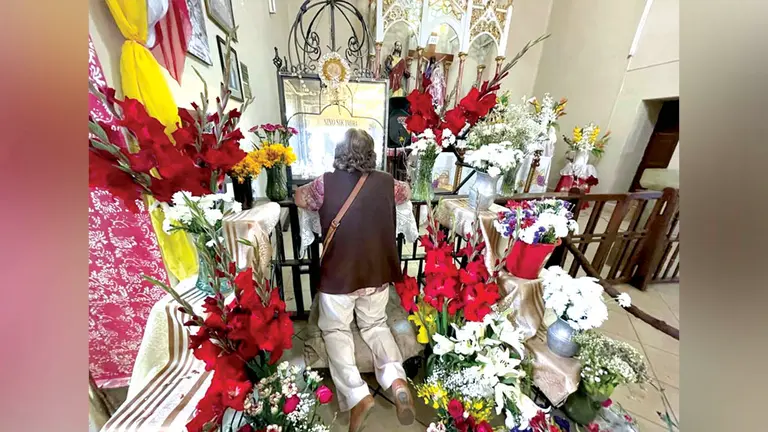 Una creyente ante la imagen del Ni&ntilde;o Sik&rsquo;imira, en Cuchumuela. ALEJANDRO ORELLANA