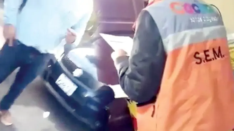 Capturas del video en el que se ve a funcionarios del SEM dejando sus celulares. OPINI&Oacute;N