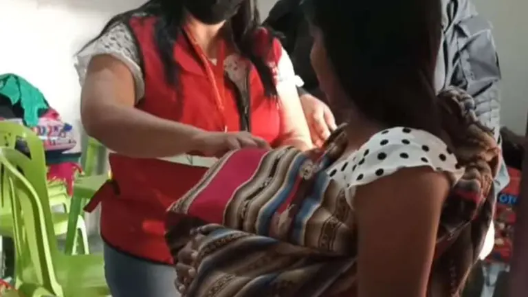 La madre de la ni&ntilde;a de cuatro a&ntilde;os con desnutrici&oacute;n y una enfermedad terminal, durante el operativo en Montero. UNITEL