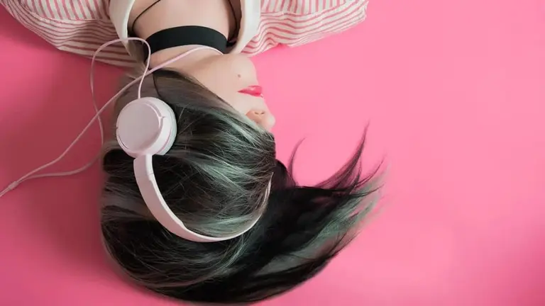 Imagen referencial de una joven escuchando m&uacute;sica. PIXABAY