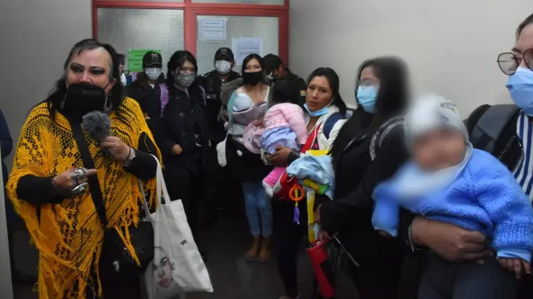 Algunas beneficiarias del subsidio, junto a Mar&iacute;a Galindo. APG