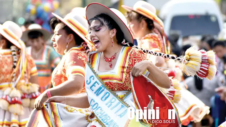 Bailarines muestran alegría y colorido en la entrada para San Joaquín.         DICO SOLÍS