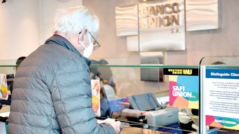 Un adulto mayor, efectuando una transacción.       GENTILEZA BANCO UNIÓN