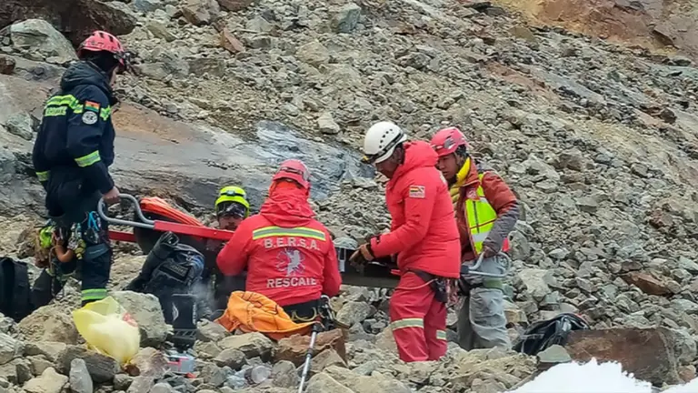 Bomberos durante el rescate en el nevado Illimani./ POLIC&Iacute;A BOLIVIANA